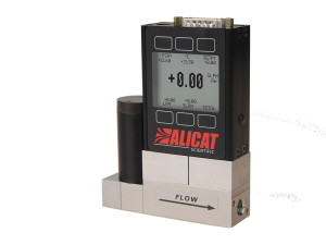 Alicat MCS-Serie Massedurchflussregler für aggressive Gase, dargestellt mit 15-poligem D-Sub-Stecker