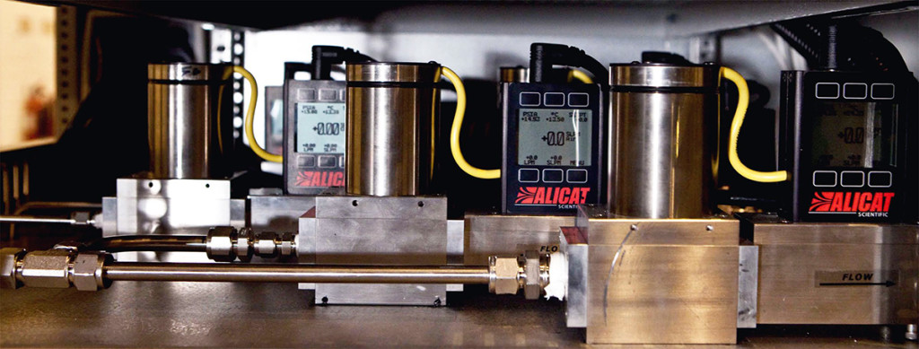 Alicat OEM 质量流量控制器，显示在 Catagen 的测试设备中