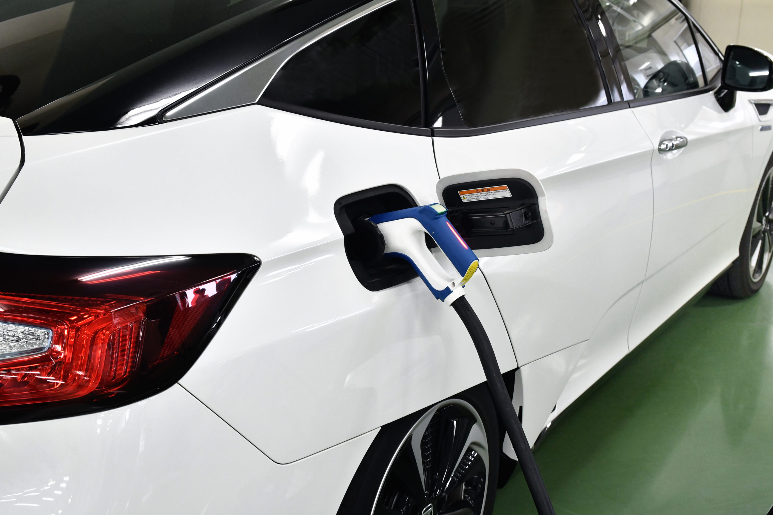 fuel cell car refueling as example of necessary hydrogen infrastructure