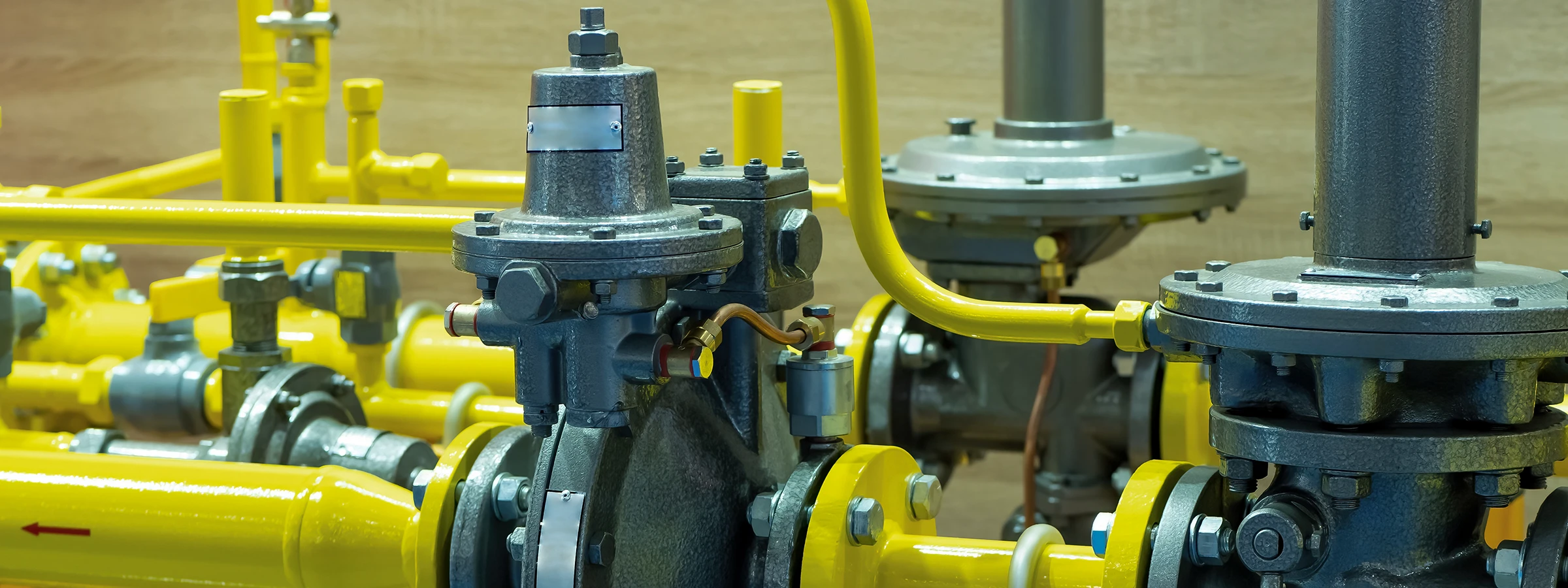 Done loaded pressure regulators with pilot pressure control